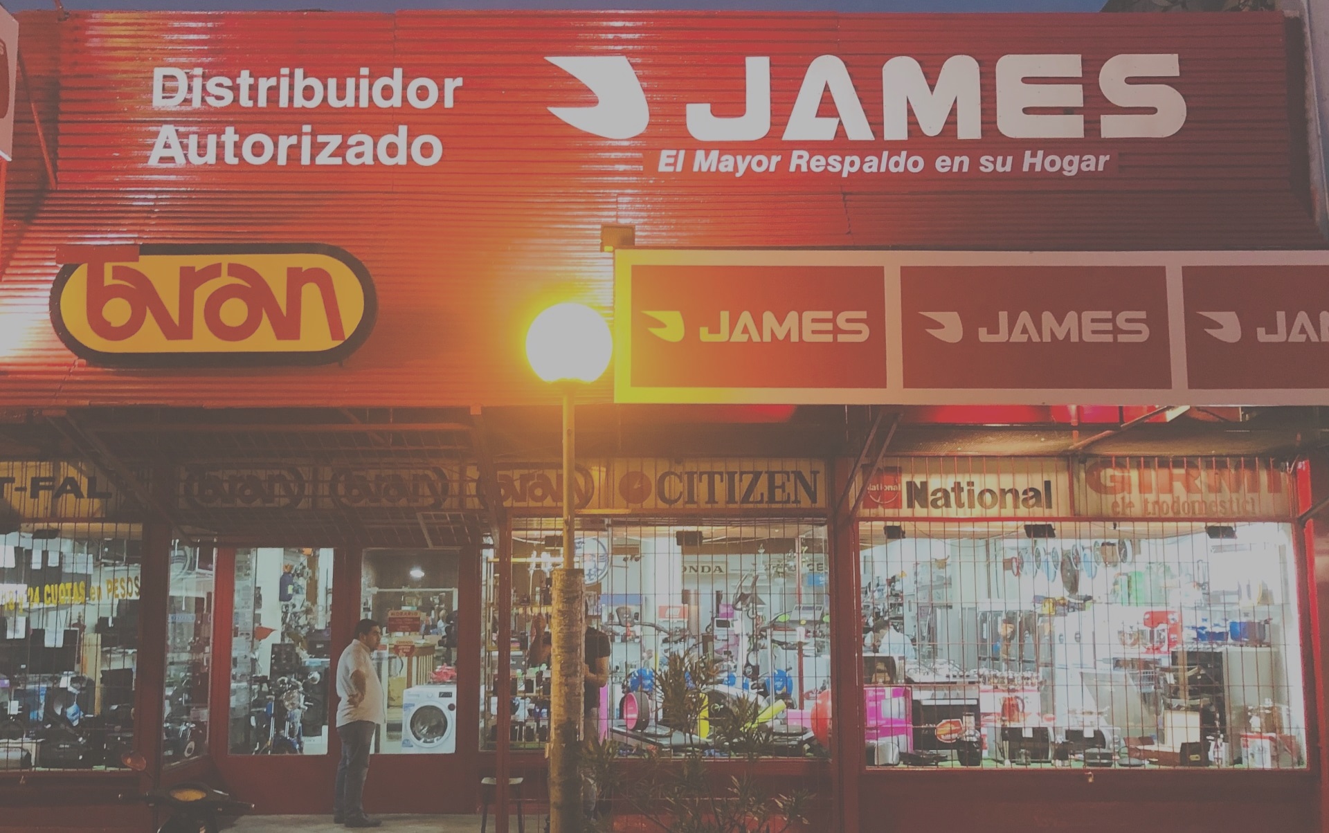 El local de Taran al caer la tarde